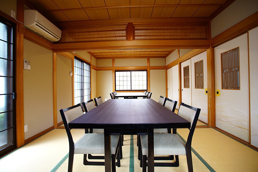 畳敷きの専用食事処